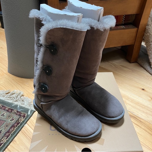UGG Bailey Button Triplet Grey Boots. Lightly used in excellent condition. US 9 - Picture 4 of 9